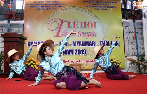 Nhân dân 5 nước cùng vui Tết cổ truyền Campuchia - Lào - Myanmar - Thái Lan nhan dan 5 nuoc cung vui tet co truyen campuchia lao myanmar thai lan