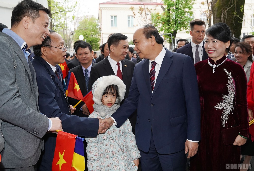 Xem xét phổ biến cẩm nang cho người Việt mới sang Romania xem xet pho bien cam nang cho nguoi viet moi sang romania