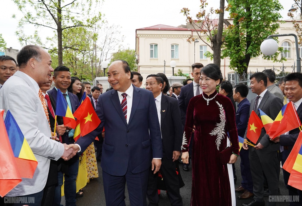 Xem xét phổ biến cẩm nang cho người Việt mới sang Romania xem xet pho bien cam nang cho nguoi viet moi sang romania