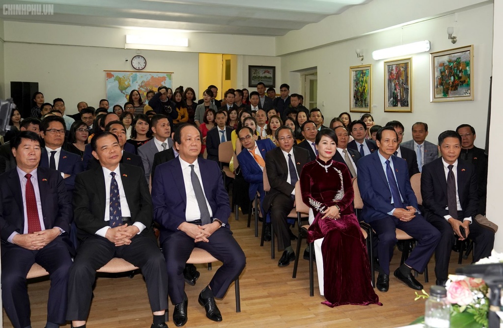 Xem xét phổ biến cẩm nang cho người Việt mới sang Romania xem xet pho bien cam nang cho nguoi viet moi sang romania