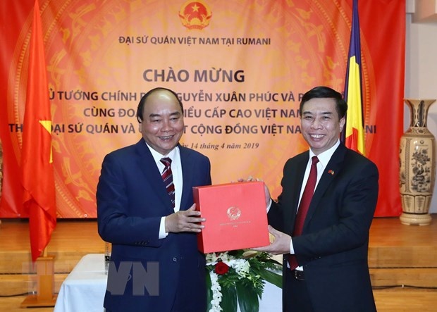 Xem xét phổ biến cẩm nang cho người Việt mới sang Romania xem xet pho bien cam nang cho nguoi viet moi sang romania