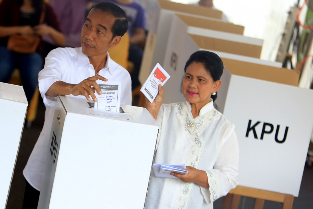 Indonesia hoàn tất bỏ phiếu bầu Tổng thống, ông Joko Widodo tạm dẫn đầu indonesia hoan tat bo phieu bau tong thong ong joko widodo tam dan dau
