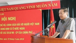 nguoi viet tai lao trao hon 200 trieu toi nguoi dan vung lu o luang prabang