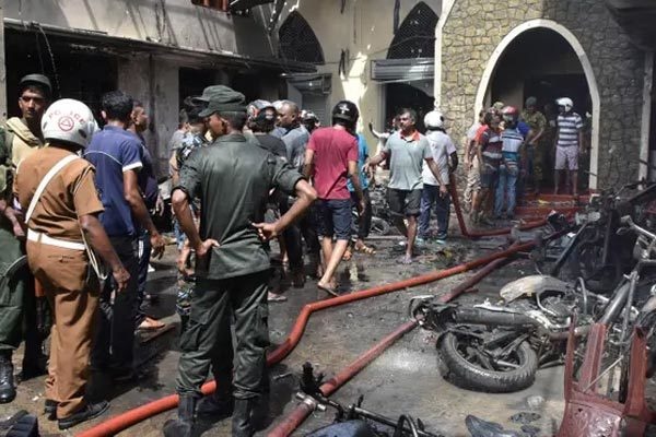 Đánh bom đẫm máu ở Sri Lanka: Gần 30 người nước ngoài thiệt mạng danh bom dam mau o sri lanka gan 30 nguoi nuoc ngoai thiet mang