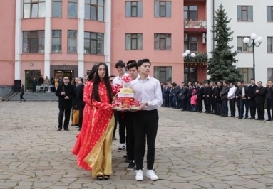 Người Việt tại Ukraine kỳ vọng chương trình hành động của tân tổng thống nguoi viet tai ukraine ky vong chuong trinh hanh dong cua tan tong thong