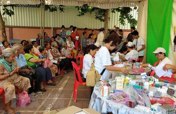 500 kiều bào và người nghèo Campuchia được khám bệnh, cấp thuốc miễn phí 500 kieu bao va nguoi ngheo campuchia duoc kham benh cap thuoc mien phi