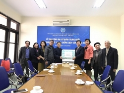 tu tap tiec tung 18 bac si nhat ban nhiem covid 19