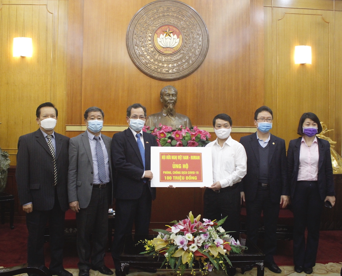 hoi huu nghi viet nam rumani trao 100 trieu dong cho mttq viet nam ung ho phong chong dich covid 19