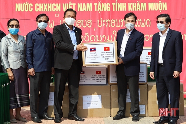 tinh kham muon lao don nhan thiet bi y te chong covid 19 tri gia 500 trieu dong tu tinh ha tinh