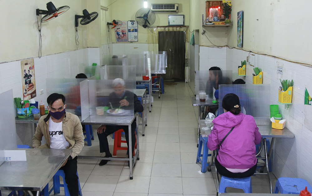 quan an o ha noi lap vach ngan giot ban de phong dich covid 19