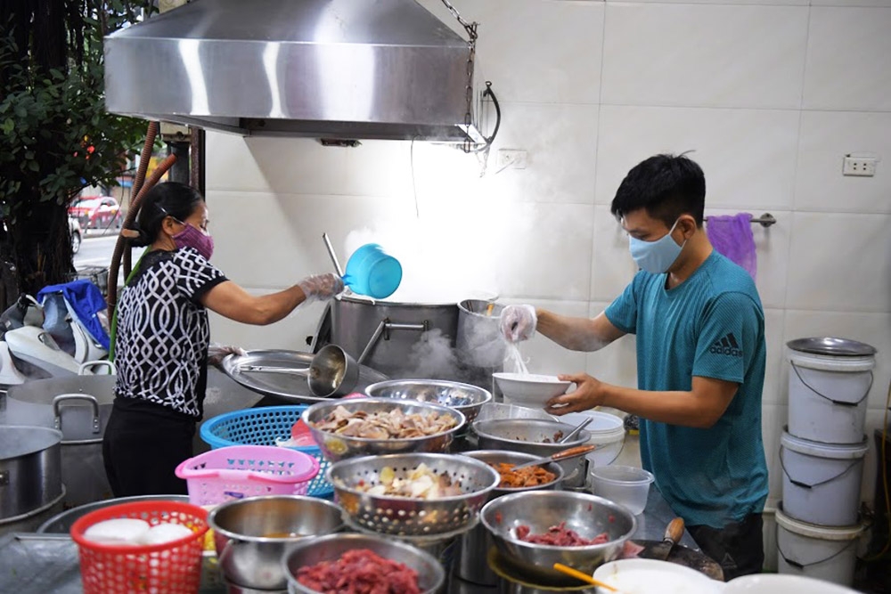 Quán ăn ở Hà Nội lắp vách ngăn giọt bắn để phòng dịch COVID-19 quan an o ha noi lap vach ngan giot ban de phong dich covid 19