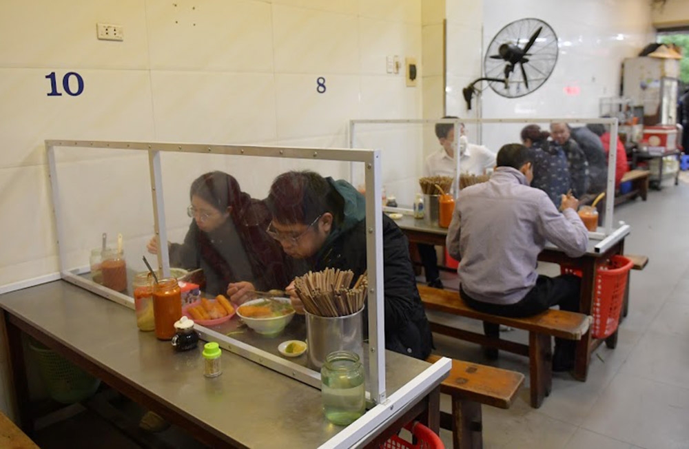 Quán ăn ở Hà Nội lắp vách ngăn giọt bắn để phòng dịch COVID-19 quan an o ha noi lap vach ngan giot ban de phong dich covid 19