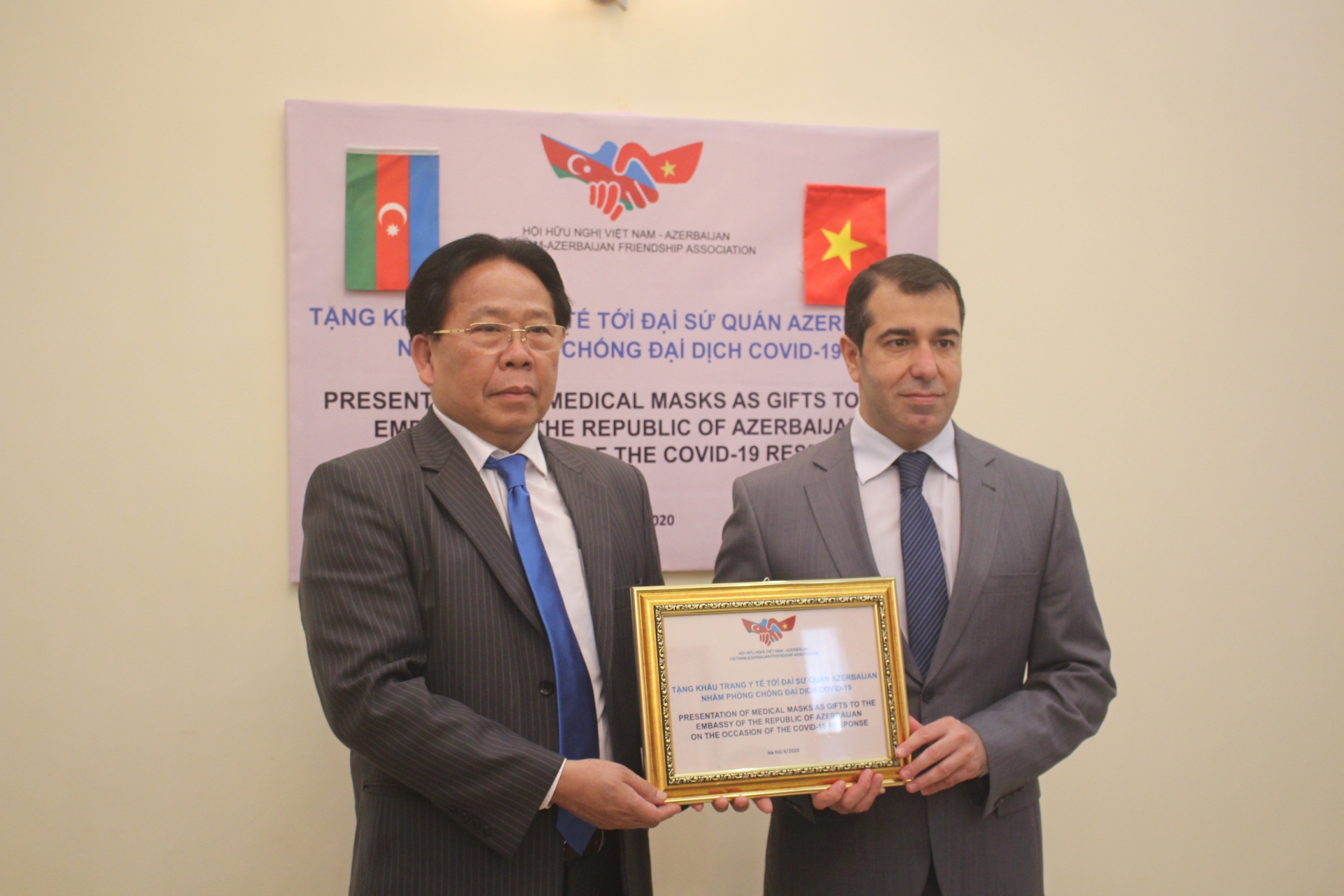 Hội Hữu nghị Việt Nam – Azerbaijan trao 10.000 khẩu trang giúp nhân dân nước bạn chống dịch COVID-19 hoi huu nghi viet nam azerbaijan chung tay giup nhan dan nuoc ban chong dich covid 19