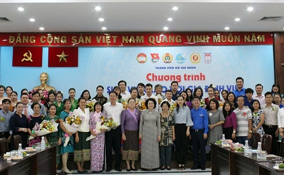 24 sinh viên Lào lần đầu tiên về sống với các gia đình Việt tại TP.Hồ Chí Minh 24 sinh vien lao lan dau tien ve song voi cac gia dinh viet tai tpho chi minh