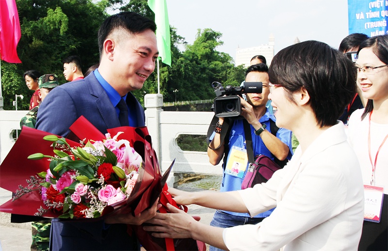 Giao lưu hữu nghị thanh niên Việt Nam - Trung Quốc lần IV: trao đổi kinh nghiệm công tác thanh niên gan 100 thanh nien quang ninh toi quang tay trung quoc tham du giao luu thanh nien hai tinh