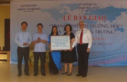 Latter-Day Saint Charities tài trợ trang thiết bị trường học cho học sinh Phú Thọ latter day saint charities tai tro trang thiet bi truong hoc cho hoc sinh phu tho