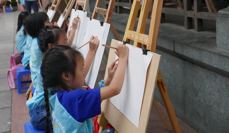 ha noi thanh pho vi hoa binh qua net ve cua hon 300 thieu nhi