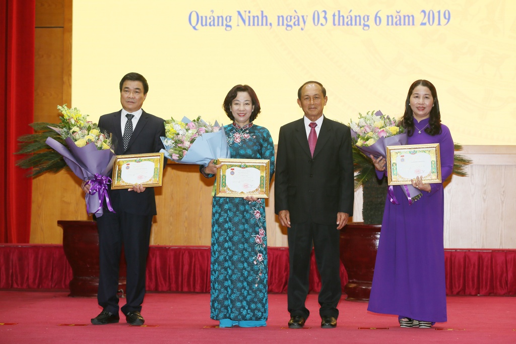 Trao huân chương của Chủ tịch nước Lào cho 3 cá nhân, 3 tập thể tỉnh Quảng Ninh trao huan chuong cua chu tich nuoc lao cho 3 ca nhan 3 tap the tinh quang ninh