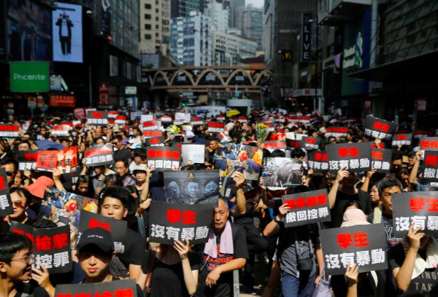 tam hoan du luat chua du nguoi dan lai bieu tinh yeu cau dac khu truong hong kong tu chuc