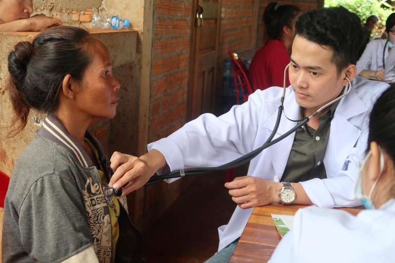 Hơn 2000 bệnh nhân nghèo của Lào được thầy thuốc TP.HCM khám, chữa bệnh miễn phí hon 2000 benh nhan ngheo cua lao duoc thay thuoc tphcm kham chua benh mien phi
