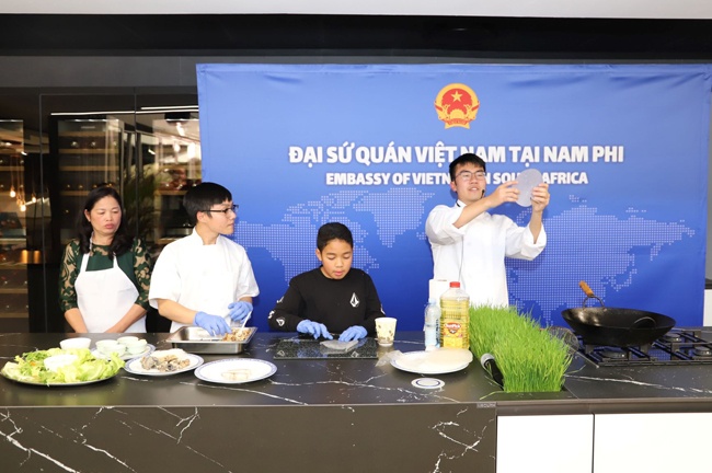 Múa nón, áo dài dân tộc nổi bật tại ASEAN Festival Day ở Nam Phi an tuong viet nam tai asean festival day o nam phi
