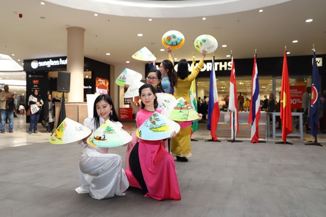 Múa nón, áo dài dân tộc nổi bật tại ASEAN Festival Day ở Nam Phi an tuong viet nam tai asean festival day o nam phi