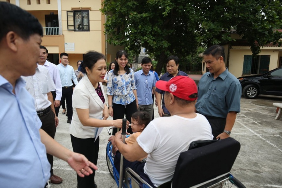 Liên hiệp Hữu nghị trao gần 40 triệu đồng cho Trung tâm Điều dưỡng thương binh Thuận Thành lien hiep huu nghi tri an thuong benh binh tai bac ninh