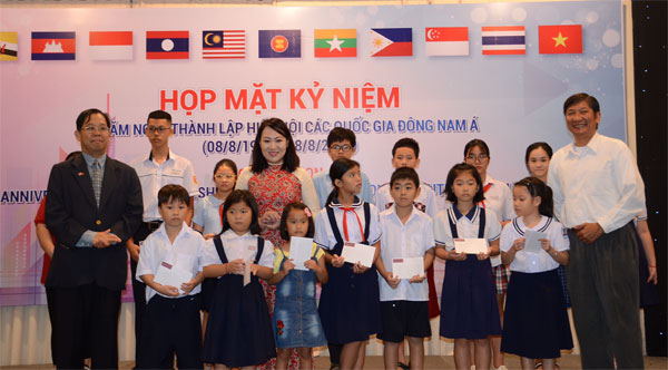 Họp mặt kỷ niệm 52 năm ngày thành lập ASEAN: trao 45 suất học bổng cho học sinh nghèo hiếu học hop mat ky niem 52 nam ngay thanh lap asean