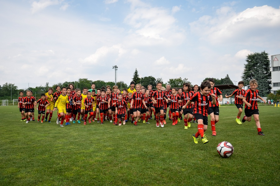 Tháng 11, khai trương Học viện đào tạo bóng đá AC Milan Hà Nội thang 11 khai truong hoc vien dao tao bong da ac milan ha noi