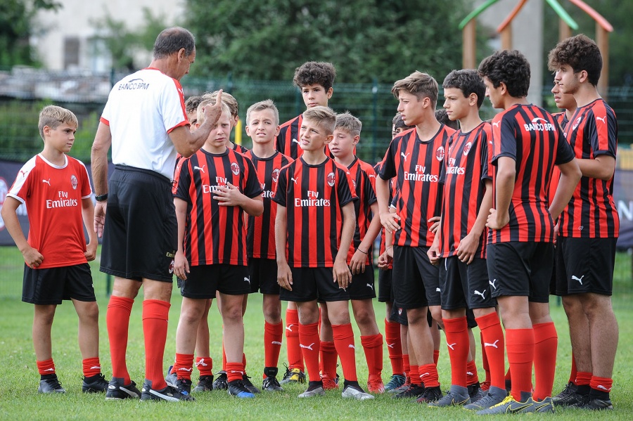 Tháng 11, khai trương Học viện đào tạo bóng đá AC Milan Hà Nội thang 11 khai truong hoc vien dao tao bong da ac milan ha noi