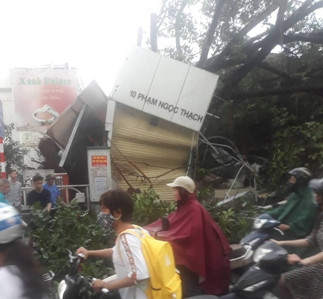 Giông lốc Hà Nội: Cây xanh đổ rạp, có người thương vong giong loc ha noi cay xanh do rap co nguoi thuong vong