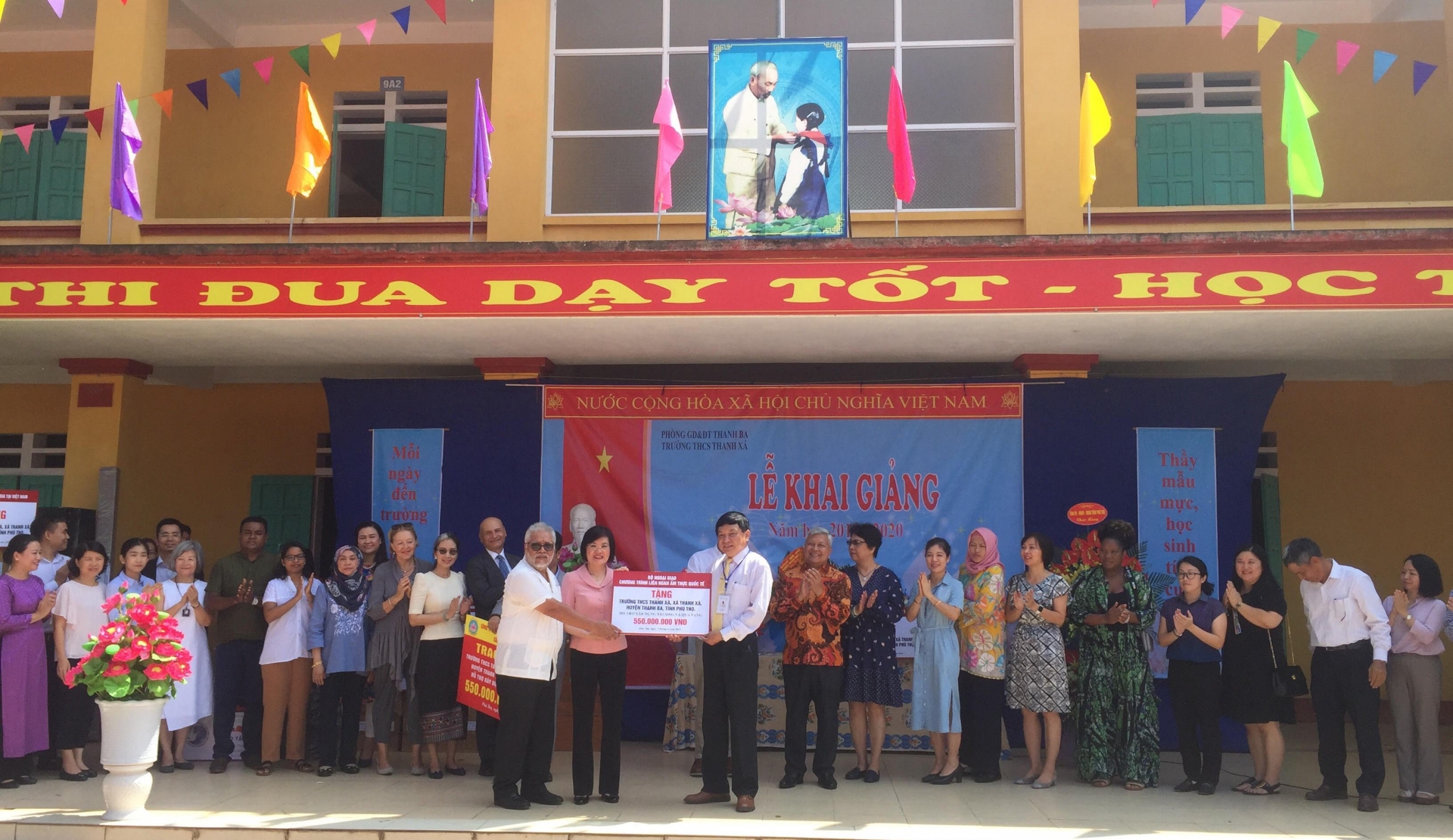 Đại sứ các nước mừng khai giảng tại trường Trung học cơ sở Thanh Xá, Phú Thọ dai su cac nuoc mung khai giang tai truong trung hoc co so thanh xa phu tho