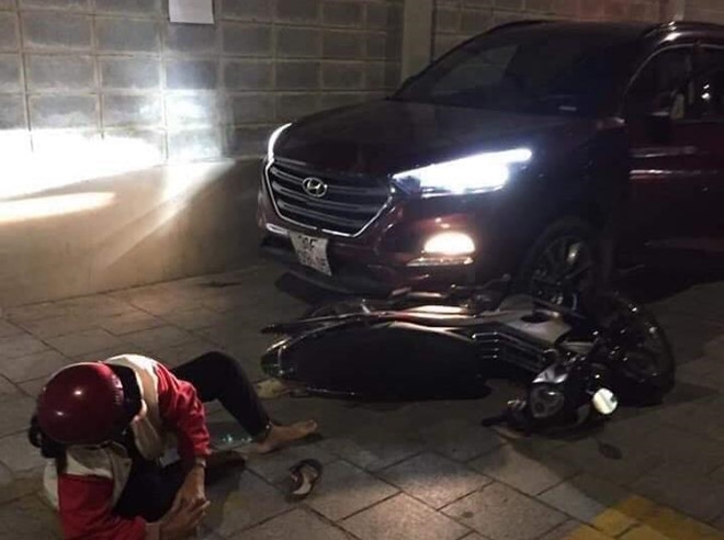 Nam thanh niên lái ô tô cố tình tông thẳng vào đôi vợ chồng đi xe máy ở Sài Gòn nam thanh nien lai o to co tinh tong thang vao doi vo chong di xe may o sai gon