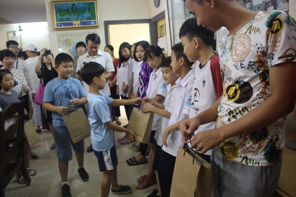 Đại sứ quán Trung Quốc tại Việt Nam trao hơn 70 phần quà trung thu dai su quan trung quoc tai viet nam trao hon 70 phan qua trung thu