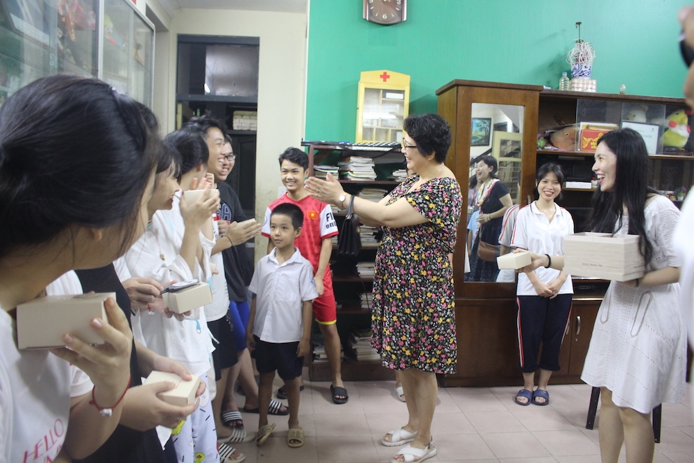 Đại sứ quán Trung Quốc tại Việt Nam trao hơn 70 phần quà trung thu dai su quan trung quoc tai viet nam trao hon 70 phan qua trung thu