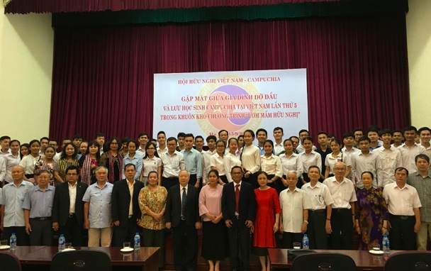 gia dinh viet do dau luu hoc sinh campuchia uom mam huu nghi can duoc lan toa sau rong hon