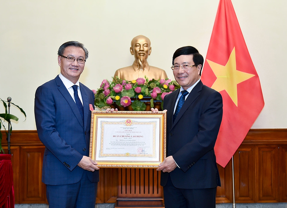 Trao tặng Huân chương Lao động hạng Nhất cho Đại sứ Lào tại Việt Nam trao tang huan chuong lao dong hang nhat cho dai su lao tai viet nam
