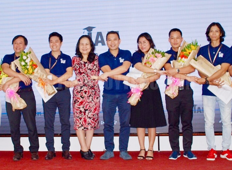 Bà Trần Hoàng Khánh Vân là Chủ nhiệm Câu lạc bộ Cộng đồng cựu du học sinh quốc tế Thành phố Hồ Chí Minh ba tran hoang khanh van la chu nhienm cau lac bo cong dong cuu du hoc sinh quoc te thanh pho ho chi minh
