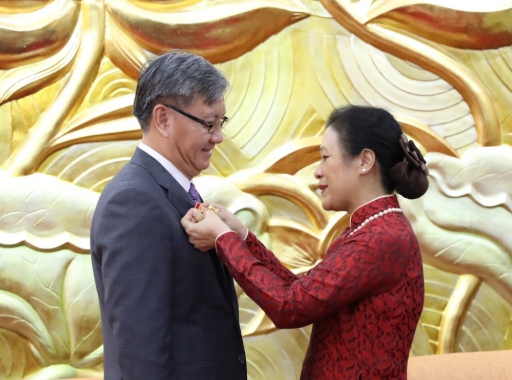 VUFO tôn vinh những đóng góp không mệt mỏi của Đại sứ Lào tại Việt Nam vufo ton vinh nhung dong gop khong met moi cua dai su lao tai viet nam