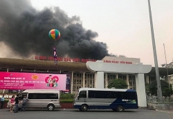 nha 8 tang tren pho trung kinh chay lon giua trua