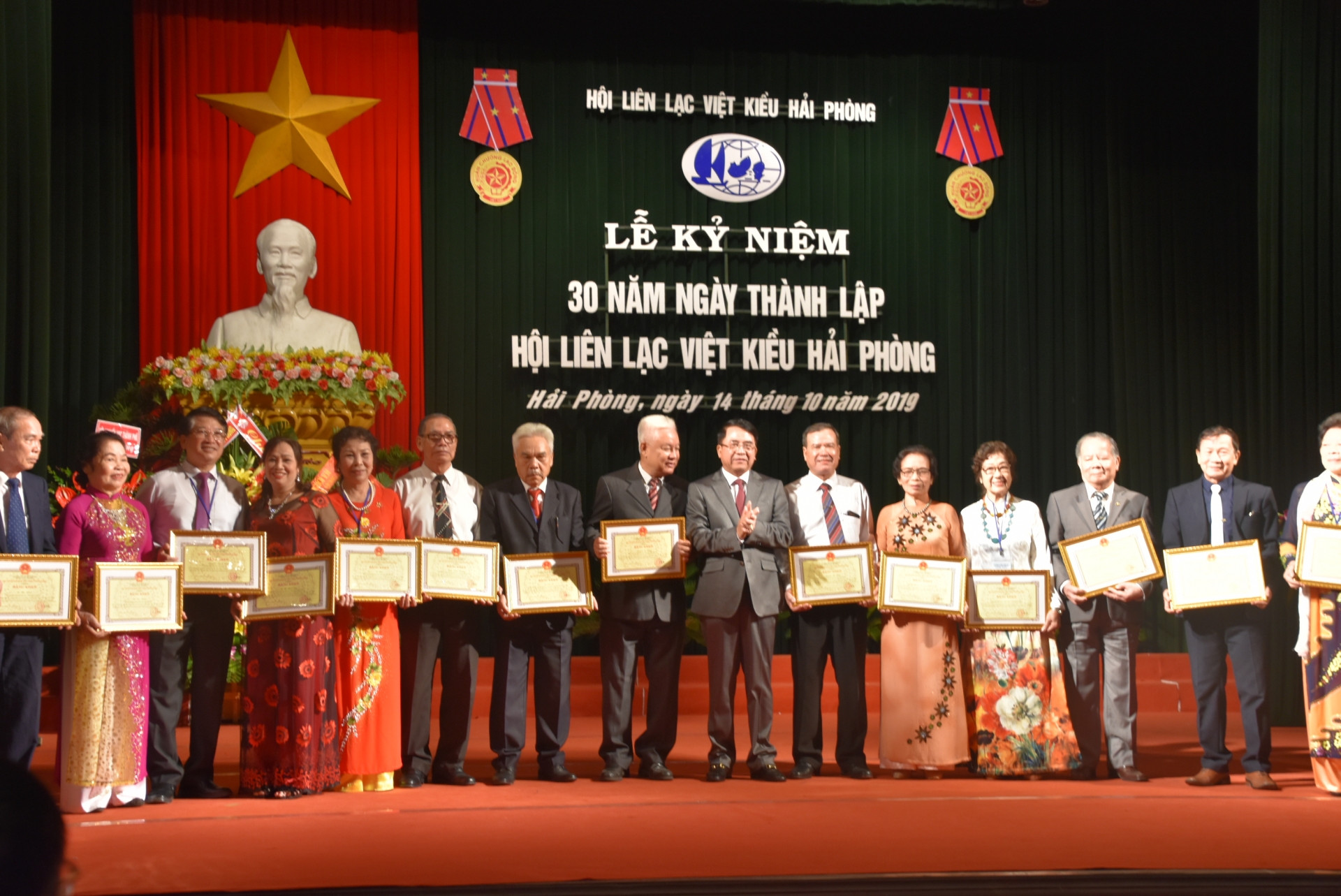 Hội Liên lạc Việt kiều Hải Phòng - cầu nối đồng hương trên toàn thế giới 16 bang khen tang hoi lien lac viet kieu hai phong vi nhung dong gop cho thanh pho hoa phuong