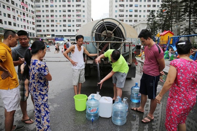 Mòn mỏi chờ Công ty nước sạch sông Đà cấp nước trở lại cong ty nuoc sach song da dung cap nuoc vo thoi han sau su co nhiem dau