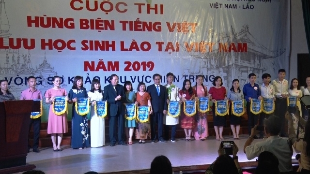 45 sinh vien lao khu vuc mien trung thi tai hung bien tieng viet