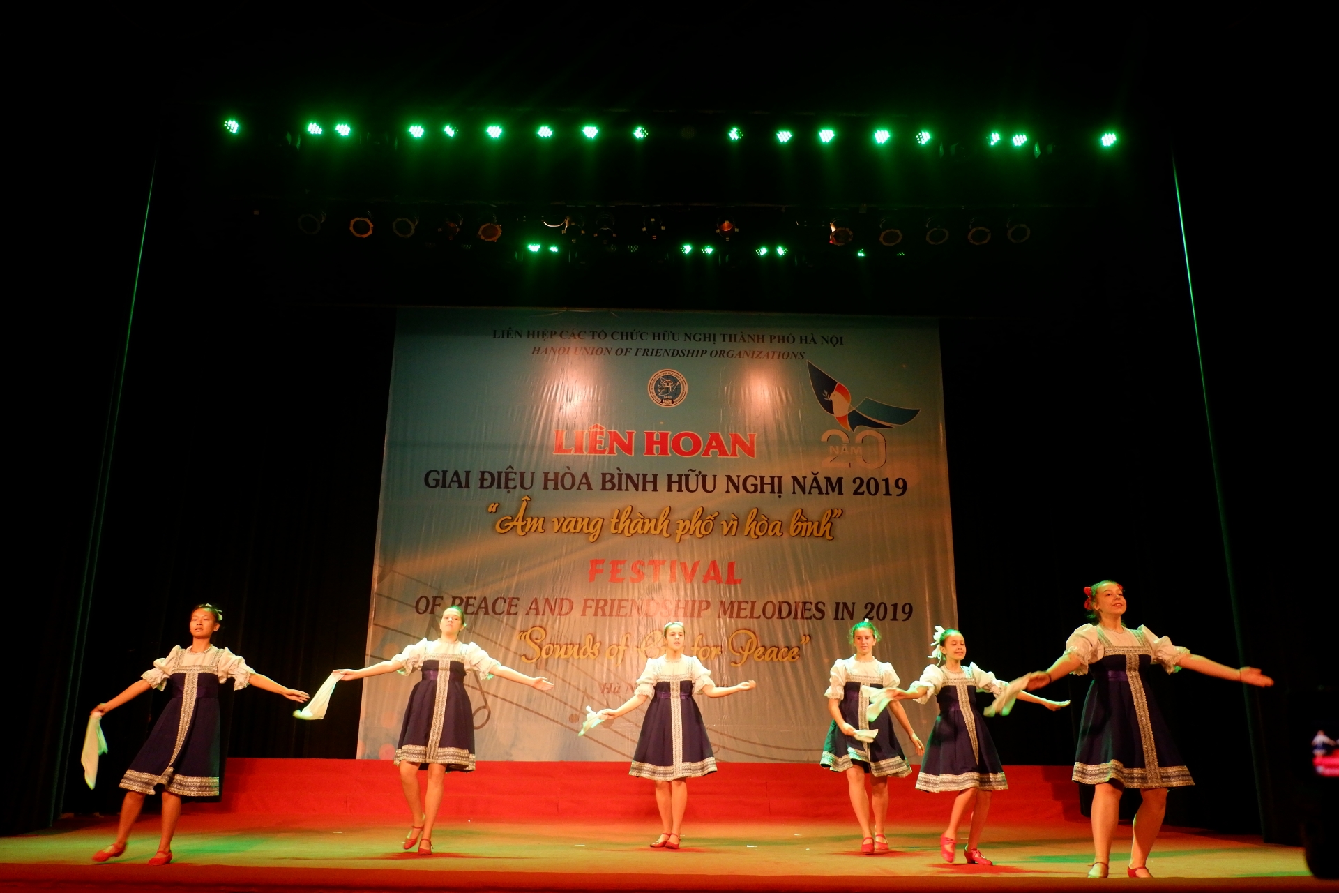 Giai điệu hoà bình ngân vang tại Thành phố vì hoà bình giai dieu hoa binh ngan vang tai thanh pho vi hoa binh