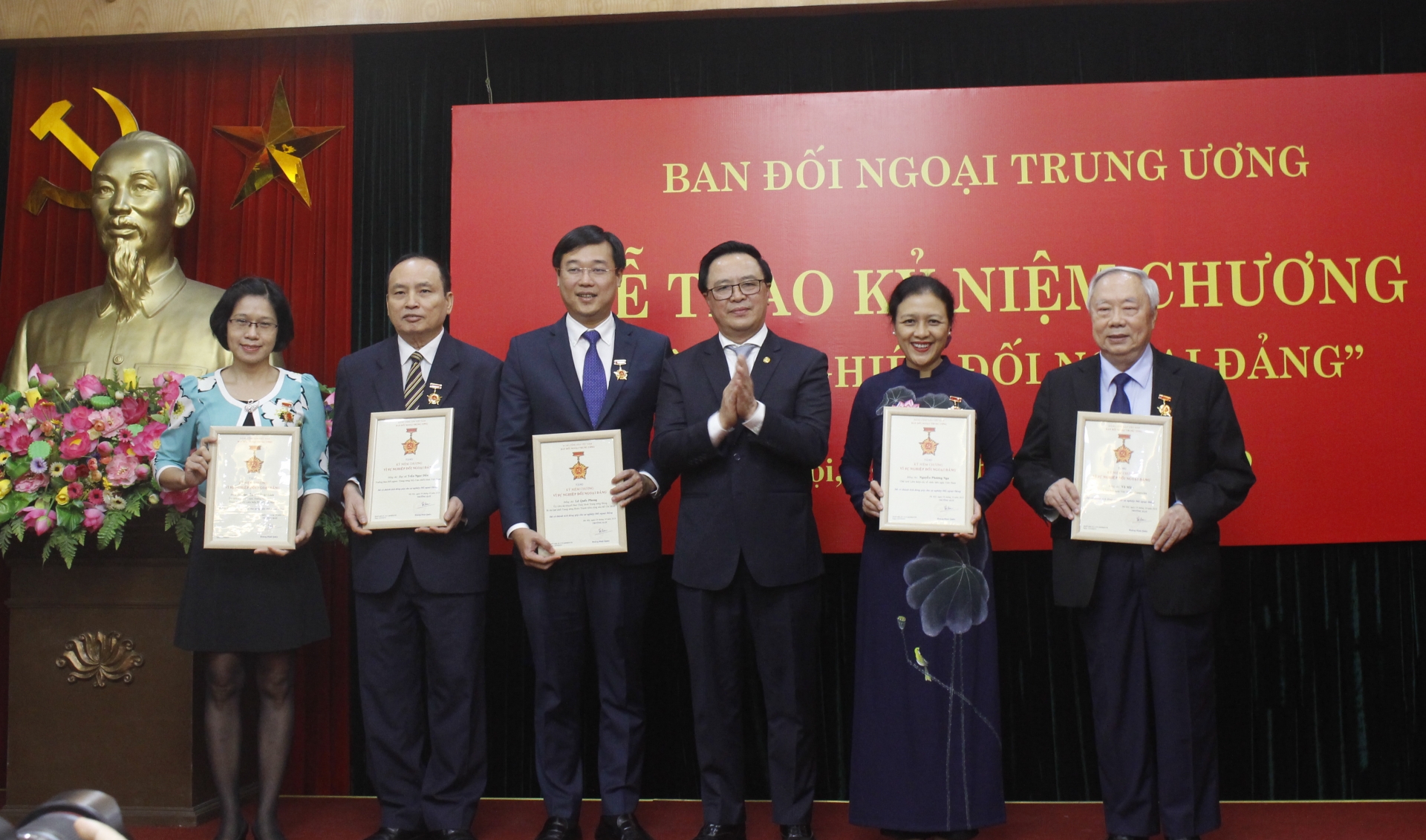 4 can bo vufo duoc trao ky niem chuong vi su nghiep doi ngoai dang