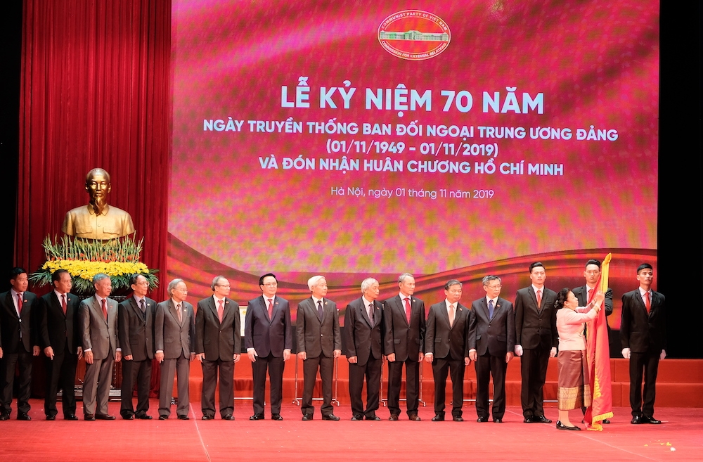 ban doi ngoai trung uong don nhan huan chuong cua lao va campuchia