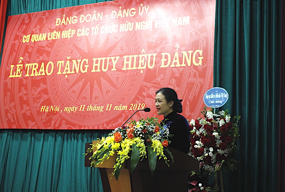 Trao Huy hiệu Đảng cho ông Trần Đình Đàn và ông Nguyễn Văn Kiền trao huy hieu dang cho ong tran dinh dan va ong nguyen van kien