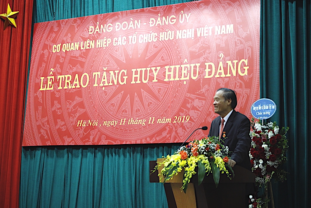 Trao Huy hiệu Đảng cho ông Trần Đình Đàn và ông Nguyễn Văn Kiền trao huy hieu dang cho ong tran dinh dan va ong nguyen van kien