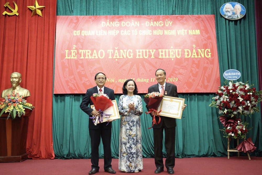 Trao Huy hiệu Đảng cho ông Trần Đình Đàn và ông Nguyễn Văn Kiền trao huy hieu dang cho ong tran dinh dan va ong nguyen van kien