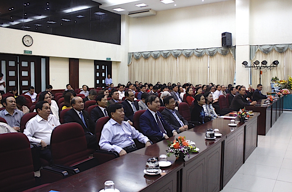 Trao Huy hiệu Đảng cho ông Trần Đình Đàn và ông Nguyễn Văn Kiền trao huy hieu dang cho ong tran dinh dan va ong nguyen van kien